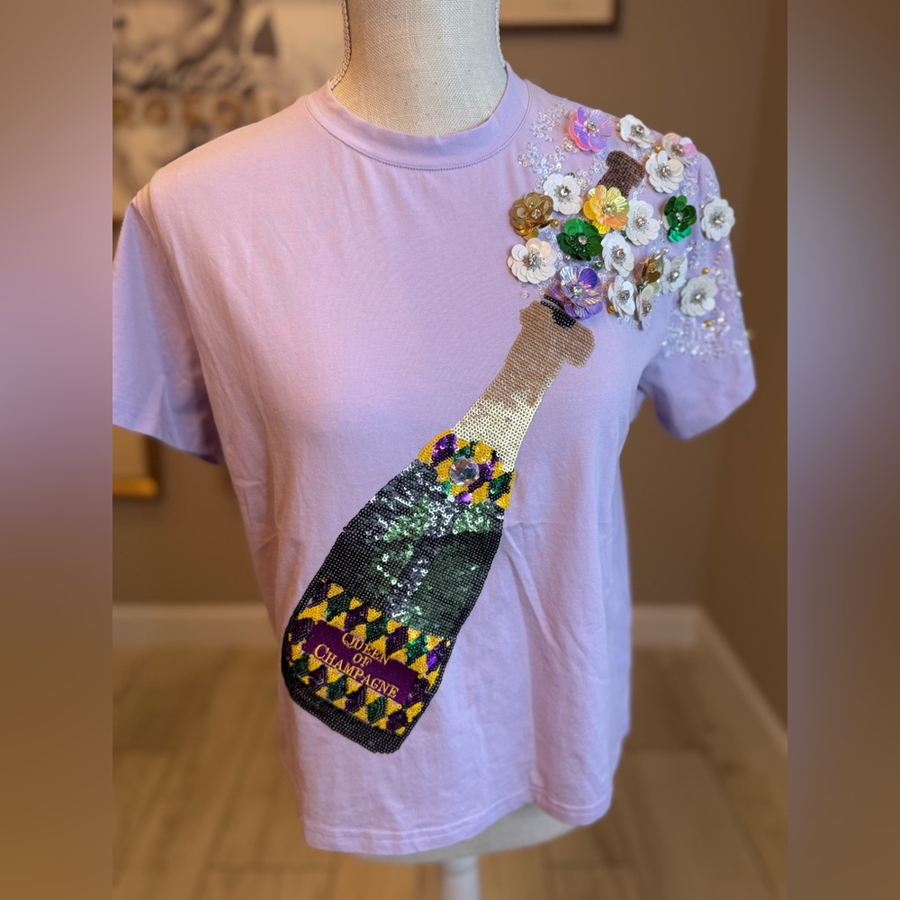 NWOT! QUEEN OF SPARKLES Queen of Champagne Popping Bubbles Tee